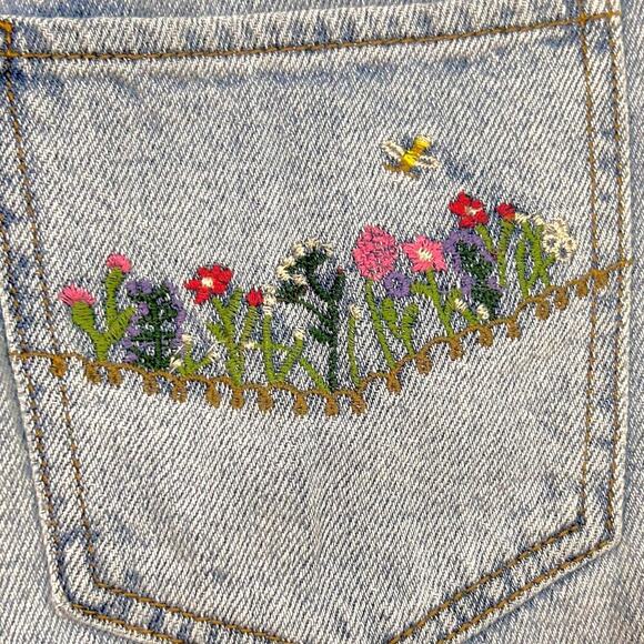 Embroidered Summer Garden Bumble Bee Boho Cutoff Denim Shorts Women Size 7 - Picture 5 of 5